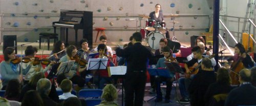 Anthony Chambost dirigeant l'Orchestre de l'EMGC.