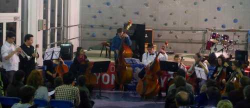 Un ensemble de cordes graves et trompettes.