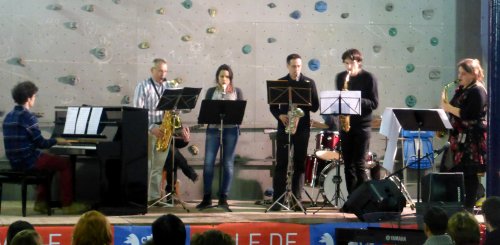 Sarah Fraysse (saxophone) et l'ensemble jazz de l'EMGC.